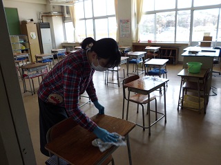 一人一人の机や椅子も消毒しています