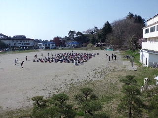 披露式は校庭で行いました。